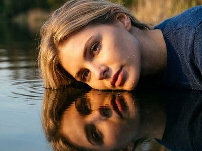 Портрет с водой: генерация уникальных фото у реки, озера или на пляже