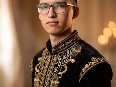 Портрет в золотом на заказ по фото с нейросетью – уникальный стиль