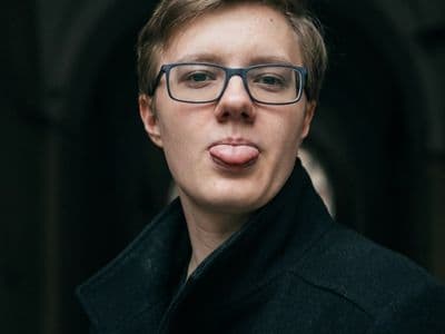 Портрет Эйнштейна с языком: генерация фото нейросетью онлайн