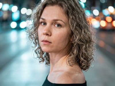 Фото на фоне ночного города с помощью нейросети — создайте уникальный образ