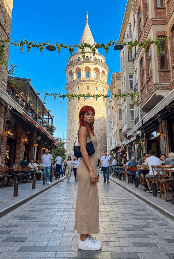 Женщина на мощеной улице у Галатской башни, Стамбул